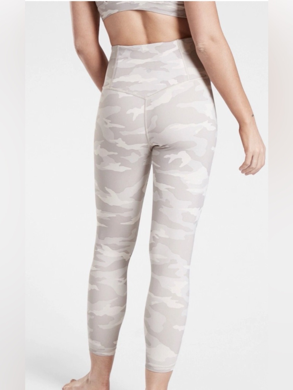 ATHLETA Elation Camo 7/8 Tight Size: Medium Taupe Beige Cream Light Camo